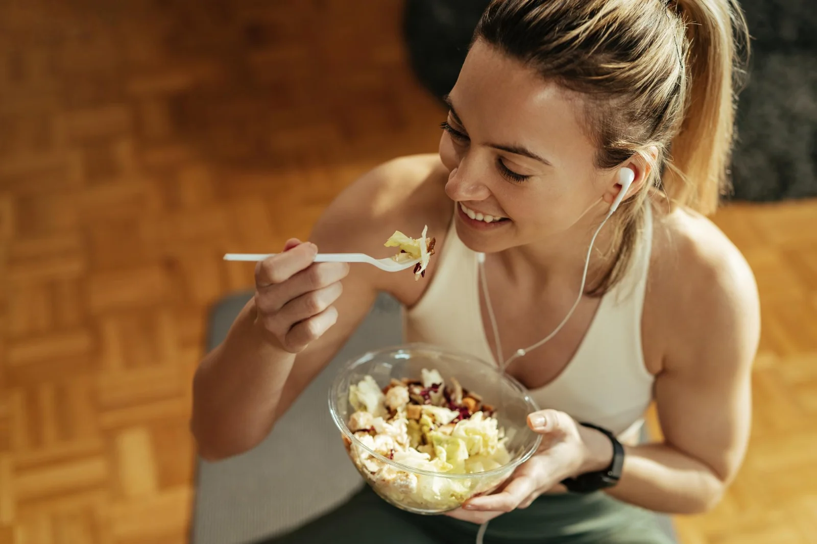 Mulher comendo antes de atividade física